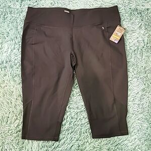 Womens capri, fitted yoga pants, size XXL (20)